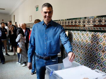 Pedro Sánchez vota en las elecciones europeas 2024