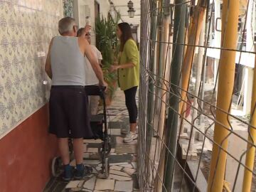 El miedo de unos vecinos de Granada a ser engullidos por las obras bajo las que viven: "Pasan de nosotros"