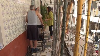 El miedo de unos vecinos de Granada a ser engullidos por las obras bajo las que viven: 