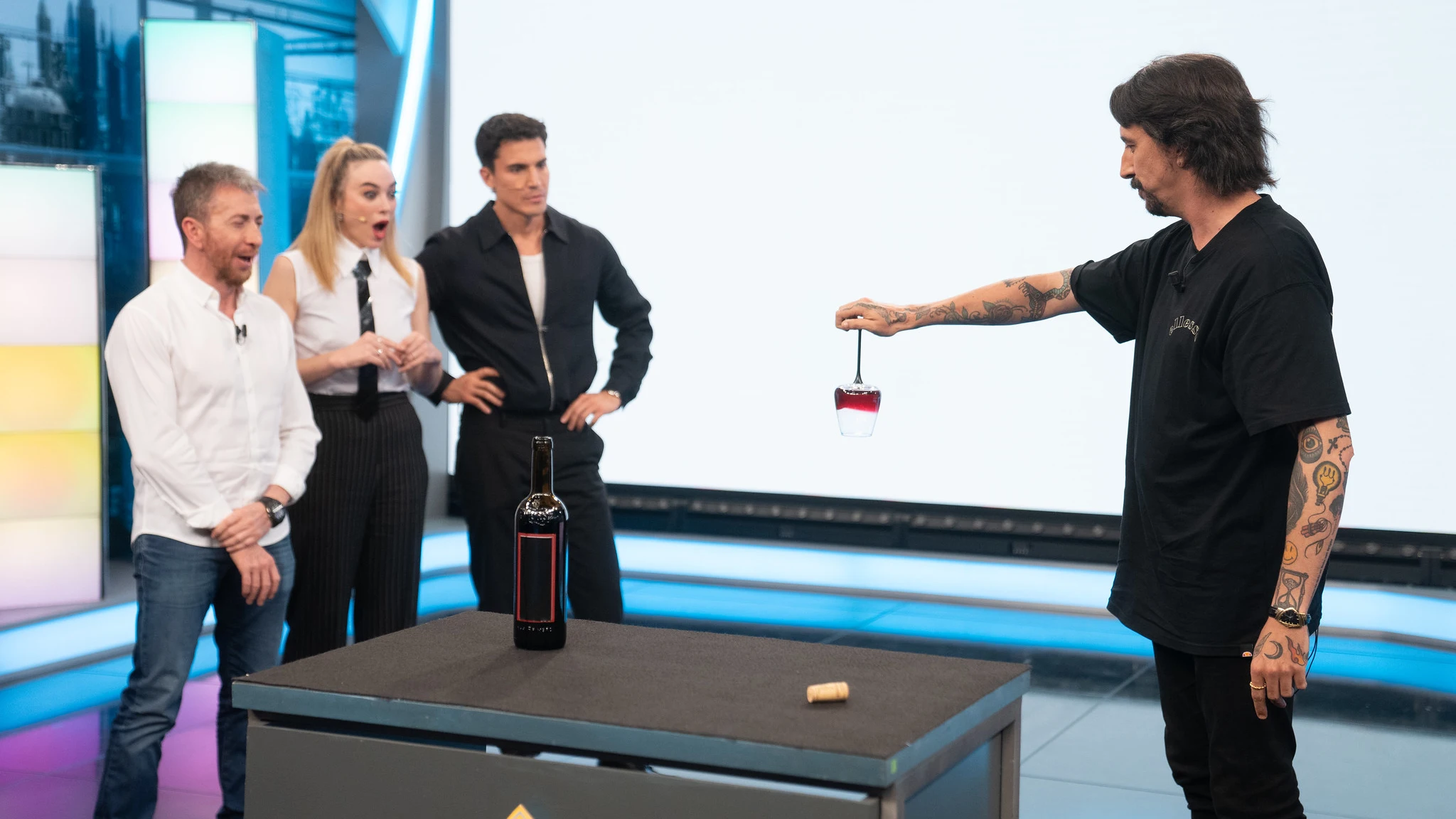 Marron sorprende a Álex González y Marta Hazas con objetos mágicos: "¡Qué bonito!" Marron sorprende a Álex González y Marta Hazas con objetos mágicos: "¡Qué bonito!"