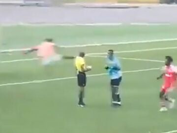 Imagen de una agresión al árbitro en un partido en el Congo