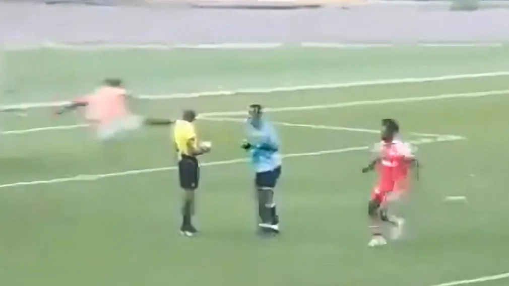 Imagen de una agresi&oacute;n al &aacute;rbitro en un partido en el Congo