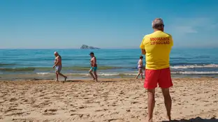 Imagen de archivo de un socorrista en una playa de Benidorm Imagen de archivo de un socorrista en una playa de Benidorm