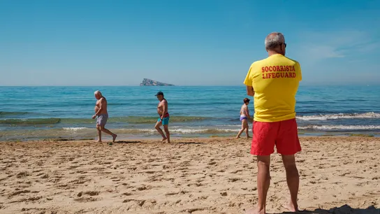 Imagen de archivo de un socorrista en una playa de Benidorm Imagen de archivo de un socorrista en una playa de Benidorm