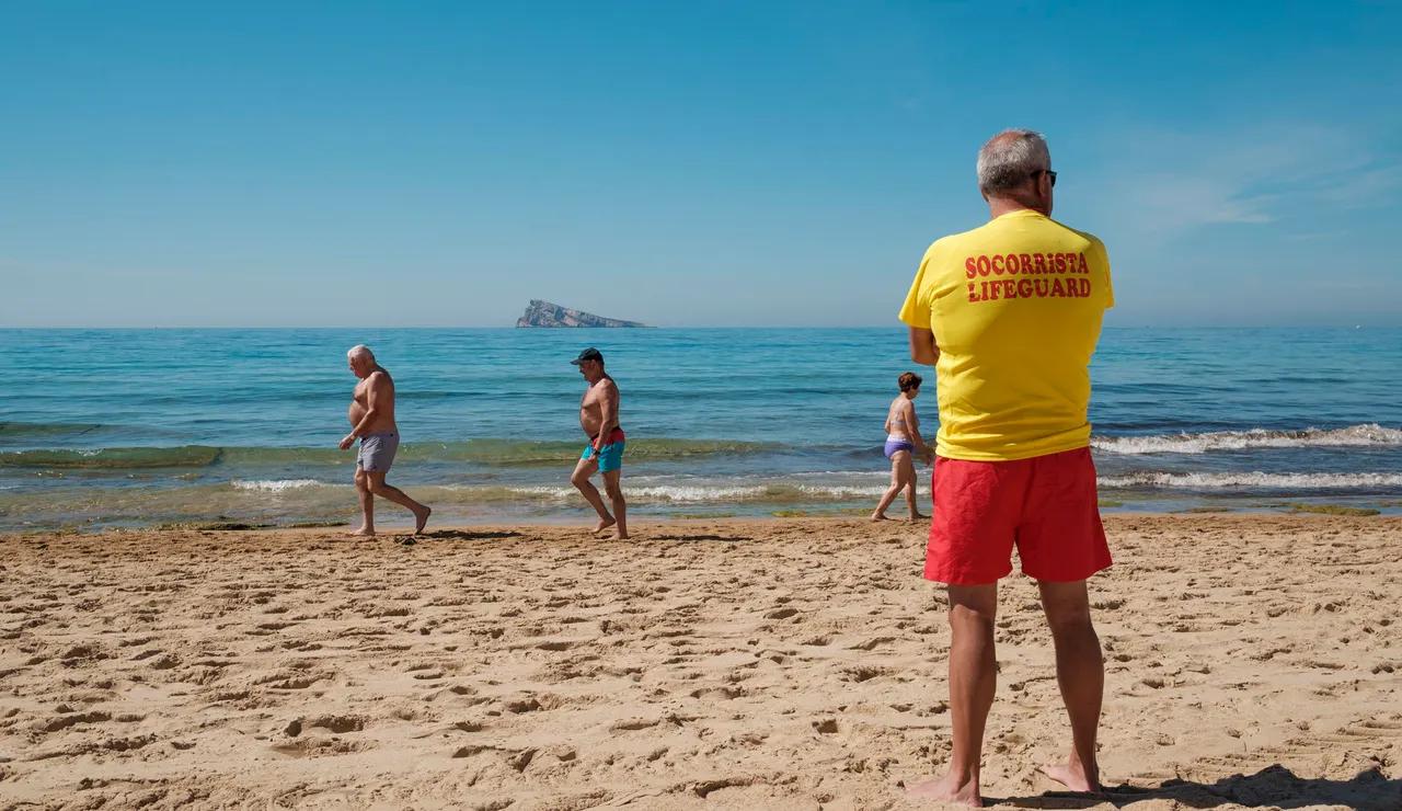 Imagen de archivo de un socorrista en una playa de Benidorm