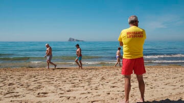 Imagen de archivo de un socorrista en una playa de Benidorm