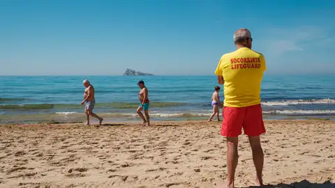 Imagen de archivo de un socorrista en una playa de Benidorm Imagen de archivo de un socorrista en una playa de Benidorm