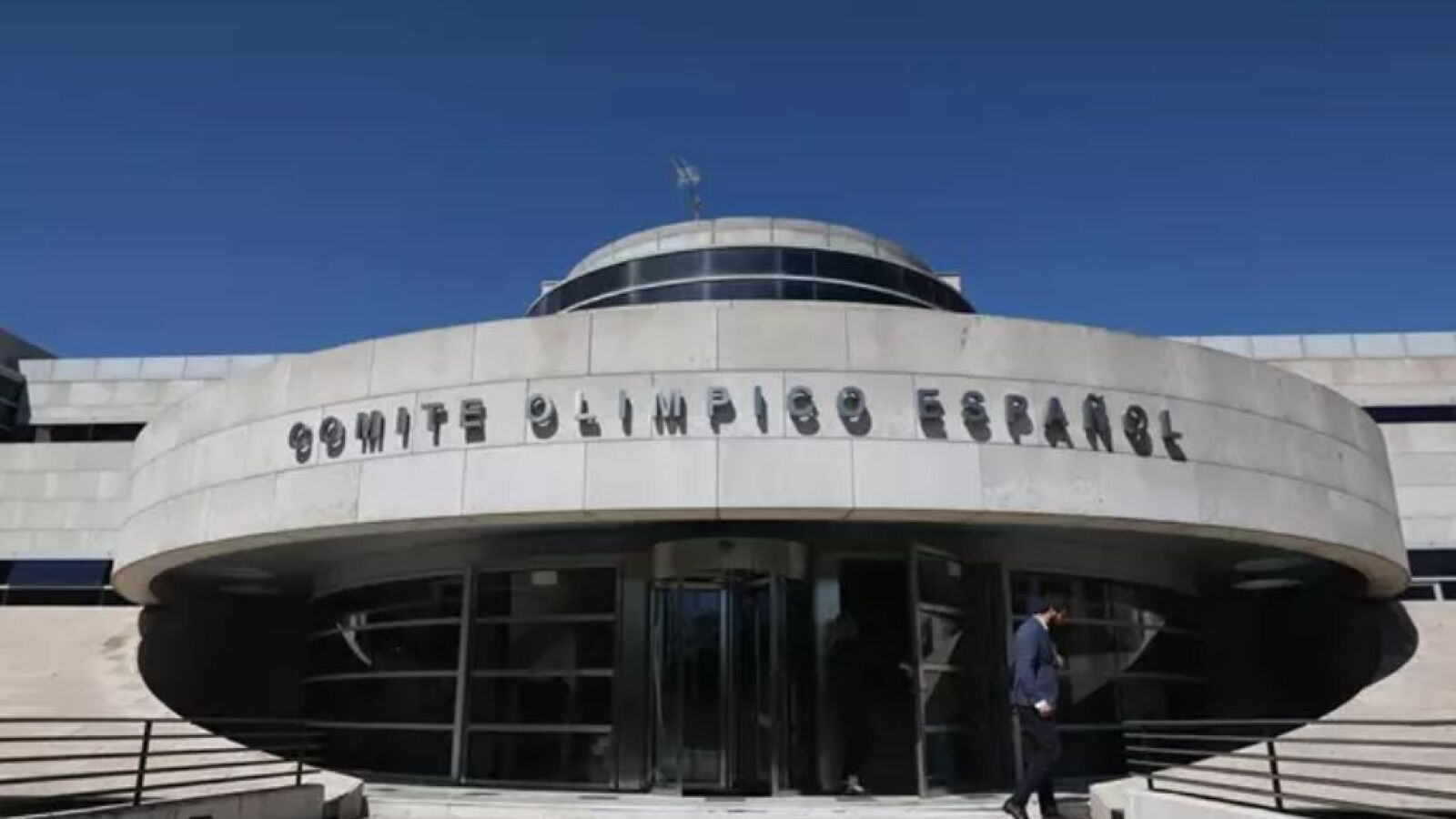 Detenido un vigilante del Comité Olímpico Español (COE) por eyacular en las botellas de agua de sus compañeras