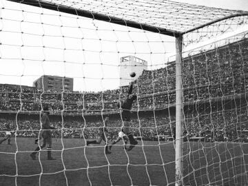 Marcelino bate a Lev Yashin en la final de 1964