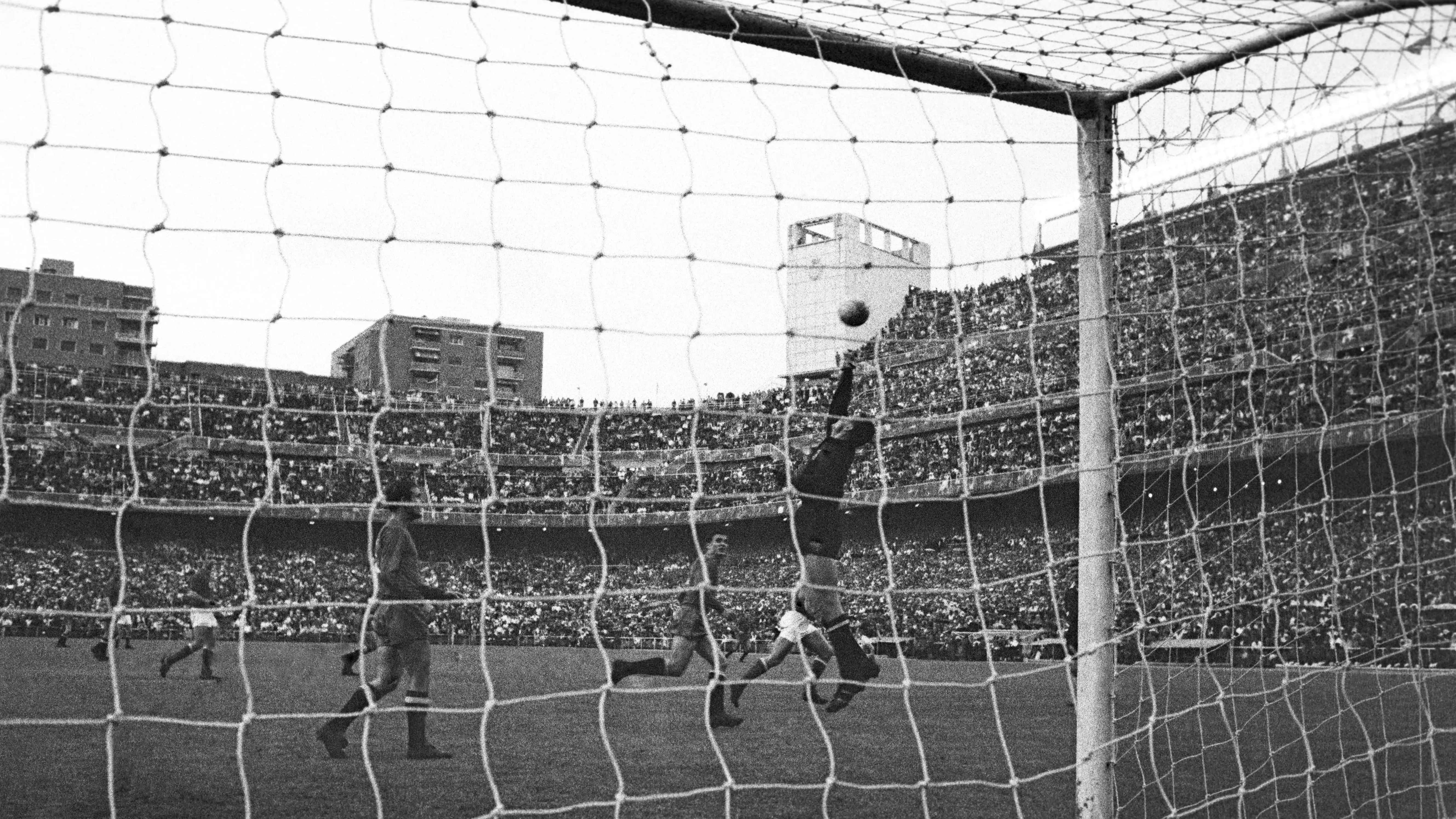 Marcelino bate a Lev Yashin en la final de 1964