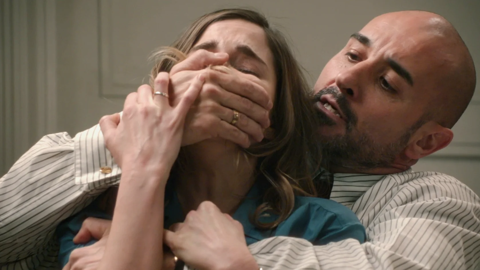 Begoña se enfrenta a Jesús... ¡pero él vuelve a golpearla y la encierra en su habitación! Begoña se enfrenta a Jesús... ¡pero él vuelve a golpearla y la encierra en su habitación!