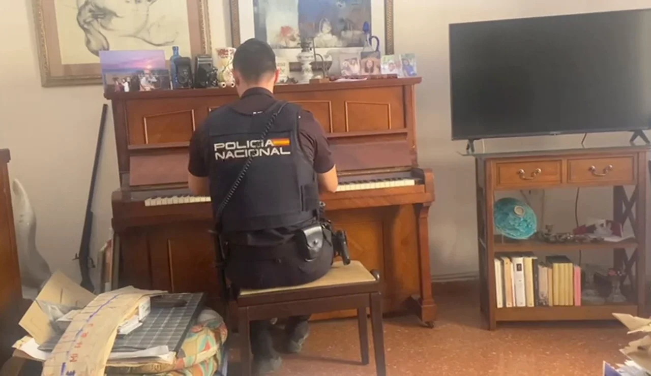 Policía Nacional tocando el piano