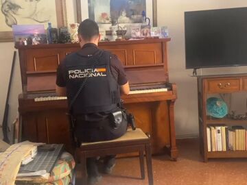 Policía Nacional tocando el piano
