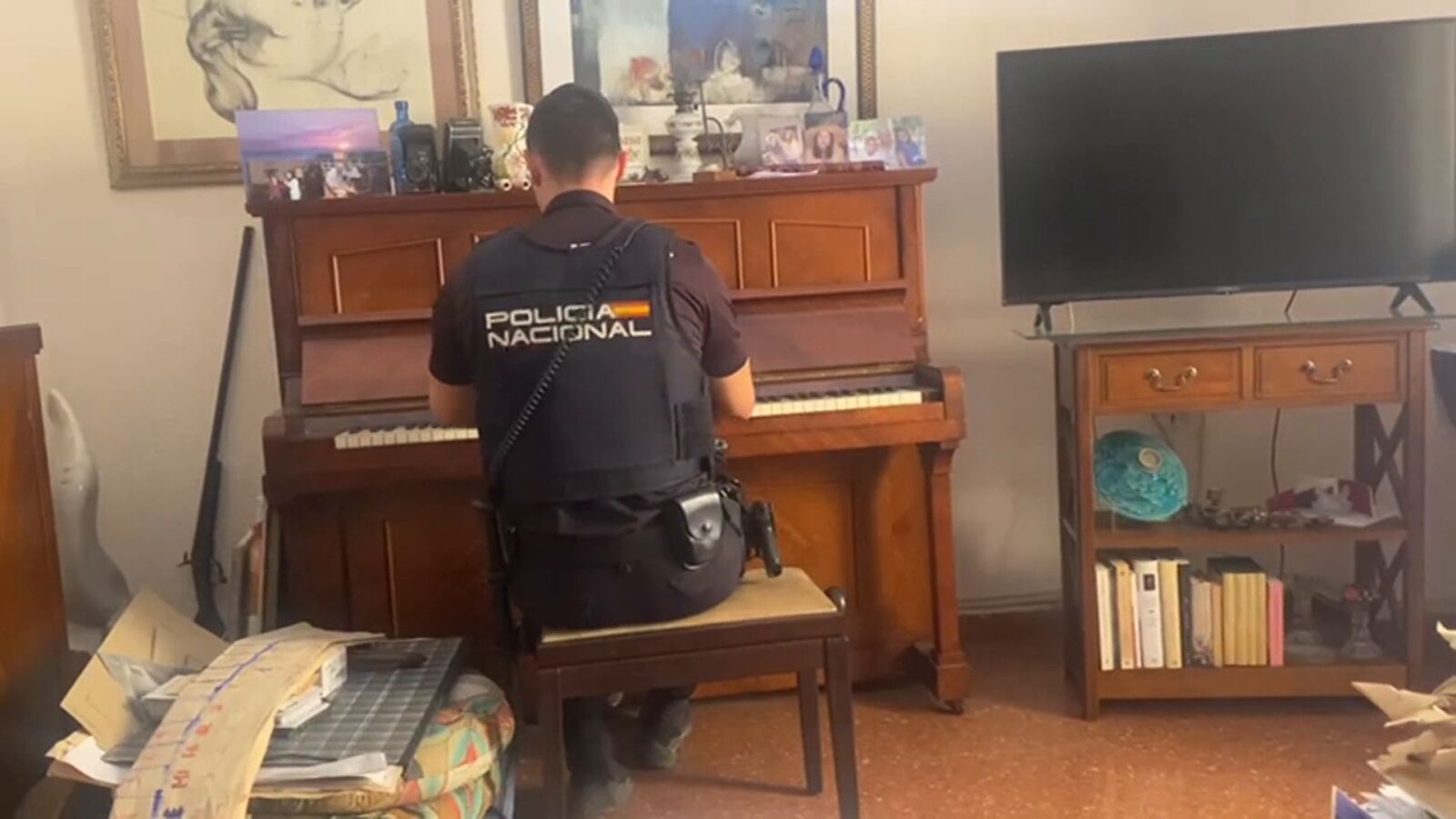 Vídeo | Un policía toca el piano para calmar a una anciana tras un intento de robo: 