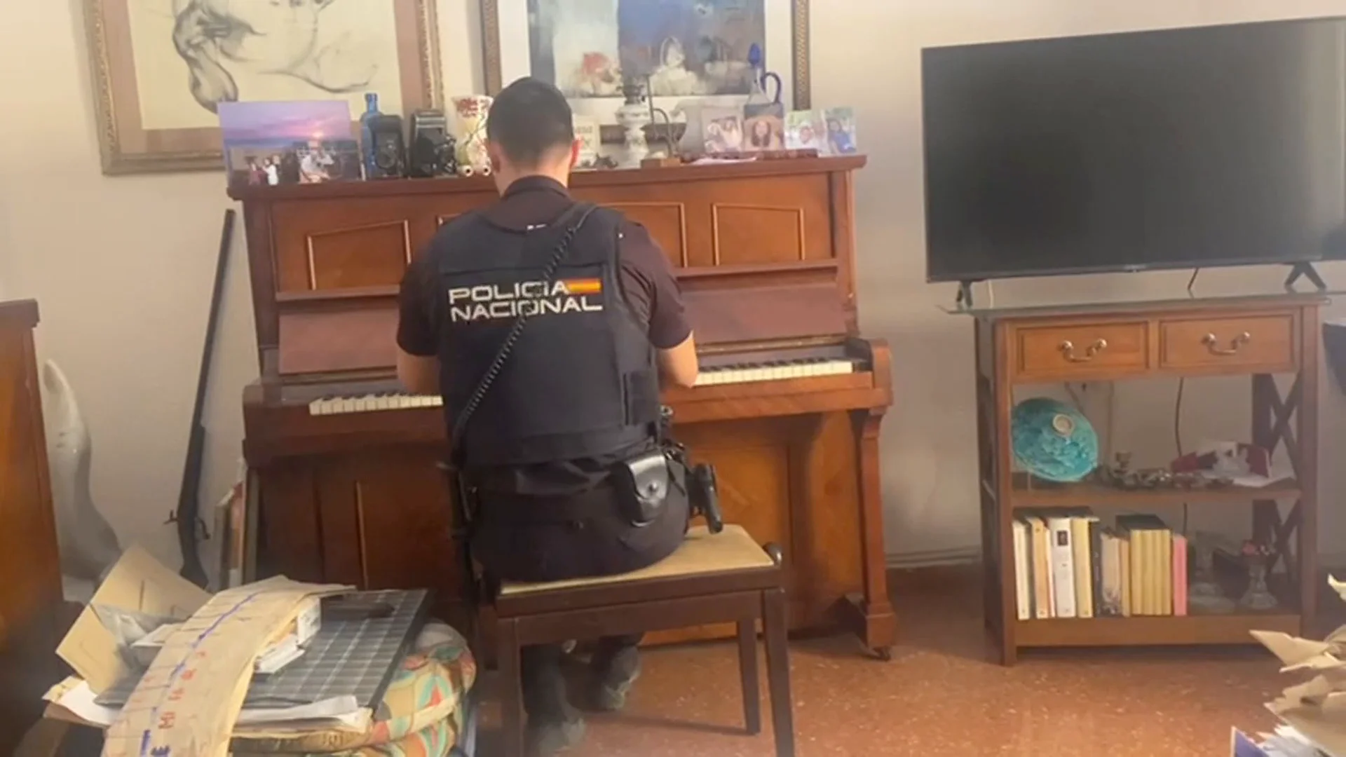 Policía Nacional tocando el piano Policía Nacional tocando el piano