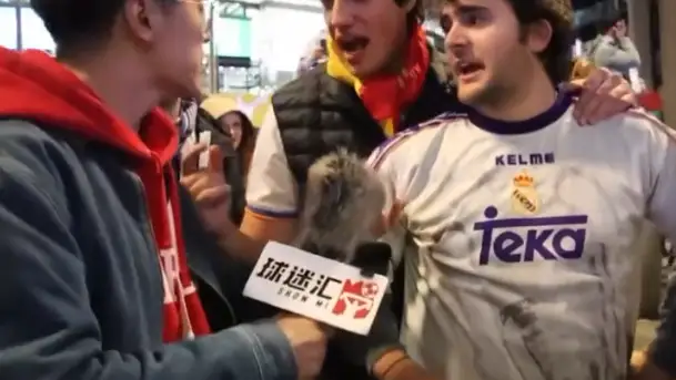 Momento de la entrevista de un reportero chino Momento de la entrevista de un reportero chino