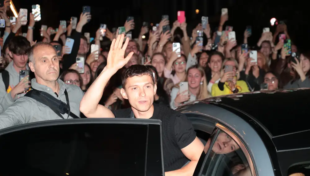 Tom Holland a su salida del Teatro Duke of York Tom Holland a su salida del Teatro Duke of York