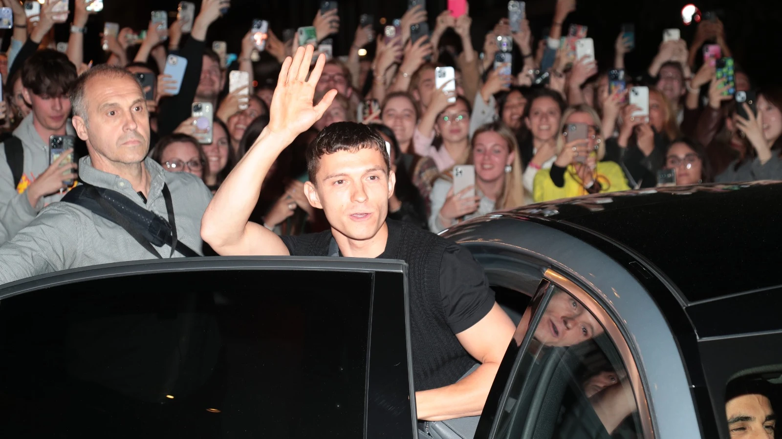 Tom Holland a su salida del Teatro Duke of York Tom Holland a su salida del Teatro Duke of York