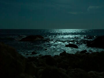 Imagen del mar de noche