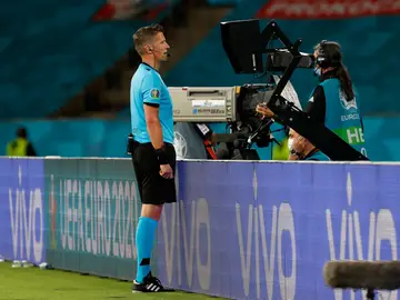 Daniele Orsato chequea el VAR en la última Euro Daniele Orsato chequea el VAR en la última Euro