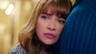  Kumru encuentra consuelo en los brazos de Ömer mientras sufre por el amor de Çağatay