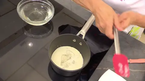 Calienta un poco de la nata en un cazo, agrega 4 hojas de gelatina Calienta un poco de la nata en un cazo, agrega 4 hojas de gelatina