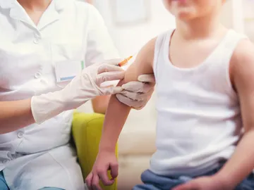 Un niño recibe una vacuna Un niño recibe una vacuna