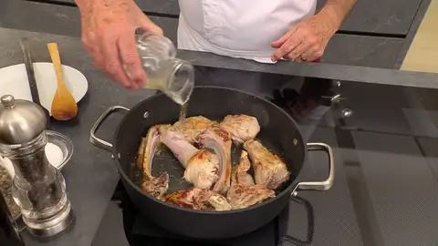 Vierte el vinagre y dale un hervor. Vierte el vinagre y dale un hervor.