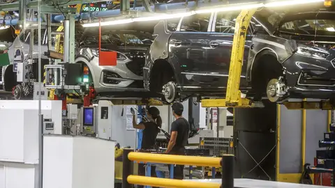 Imagen de archivo de dos trabajadores en la fábrica de Ford Almussafes Imagen de archivo de dos trabajadores en la fábrica de Ford Almussafes