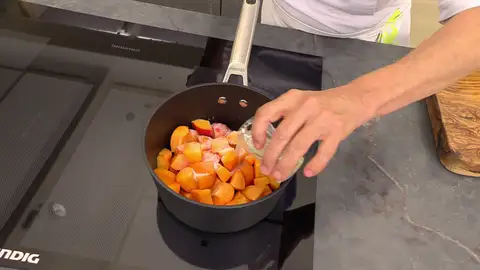 Añade el azúcar (20g) y el zumo de limón y ponlos a calentar Añade el azúcar (20g) y el zumo de limón y ponlos a calentar