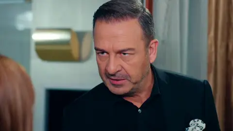 Doğan advierte a Kumru sobre las intenciones de Çağatay y la echa de casa: "Si quieres estar con él, olvídate de mí" Doğan advierte a Kumru sobre las intenciones de Çağatay y la echa de casa: "Si quieres estar con él, olvídate de mí"