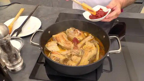 Agrega el tomate concentrado Agrega el tomate concentrado