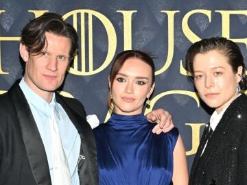 Matt Smith, Olivia Cooke y Emma D'Arcy en la premiere de La casa del dragón