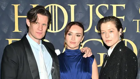 Matt Smith, Olivia Cooke y Emma D'Arcy en la premiere de La casa del dragón Matt Smith, Olivia Cooke y Emma D'Arcy en la premiere de La casa del dragón