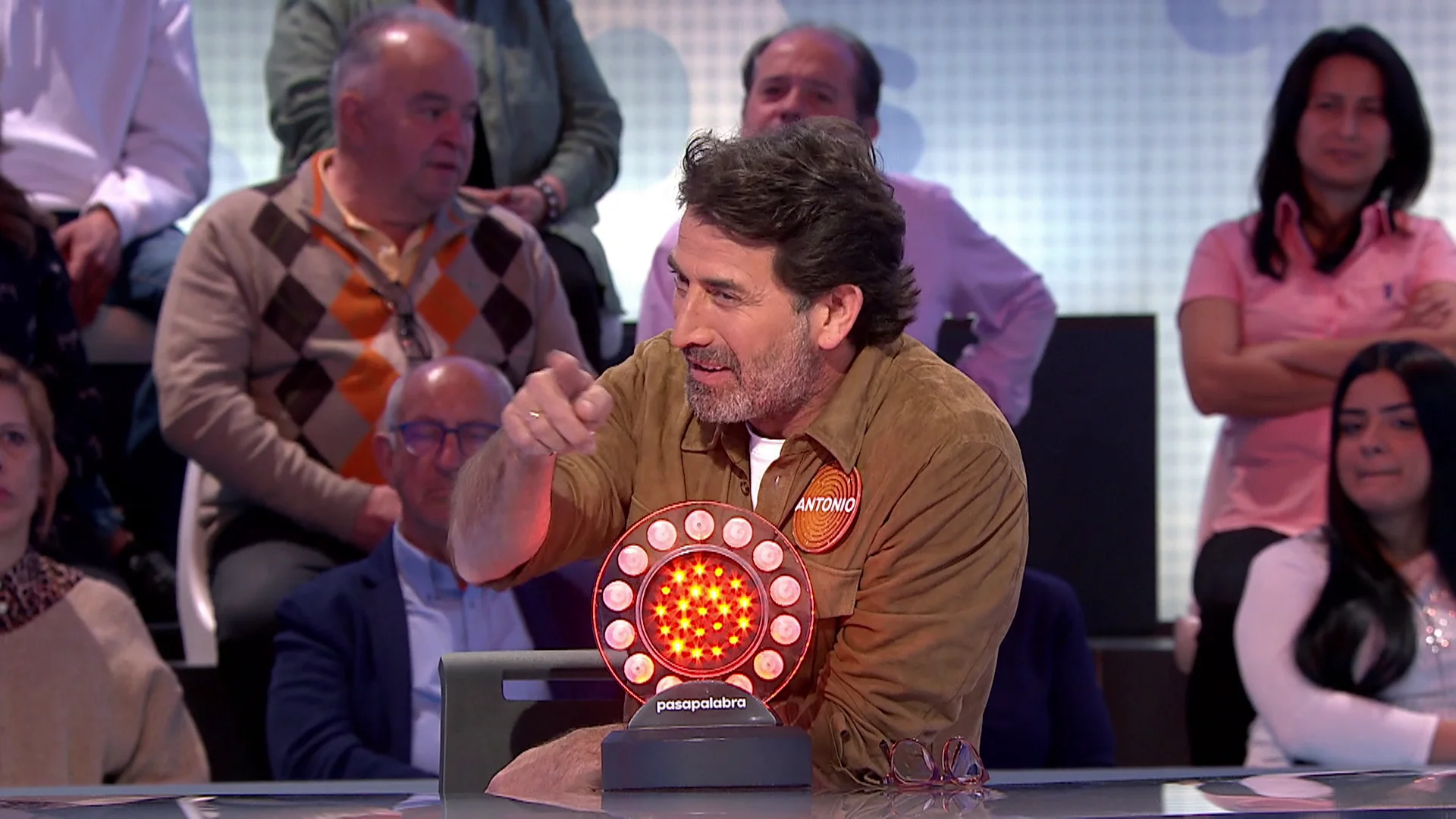 Antonio Garrido se pone seductor con ‘Dile que la quiero’ Antonio Garrido se pone seductor con ‘Dile que la quiero’