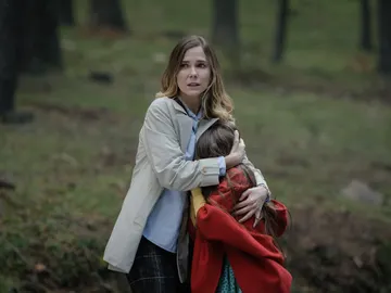 Begoña y Julia aterrorizadas ante la llegada de Jesús en el capítulo 76 de Sueños de libertad. Begoña y Julia aterrorizadas ante la llegada de Jesús en el capítulo 76 de Sueños de libertad.