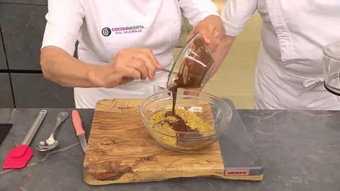 Incorpora la mezcla de chocolate y aceite, y mezcla bien Incorpora la mezcla de chocolate y aceite, y mezcla bien