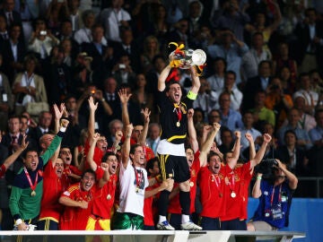 Casillas alza el título en 2008