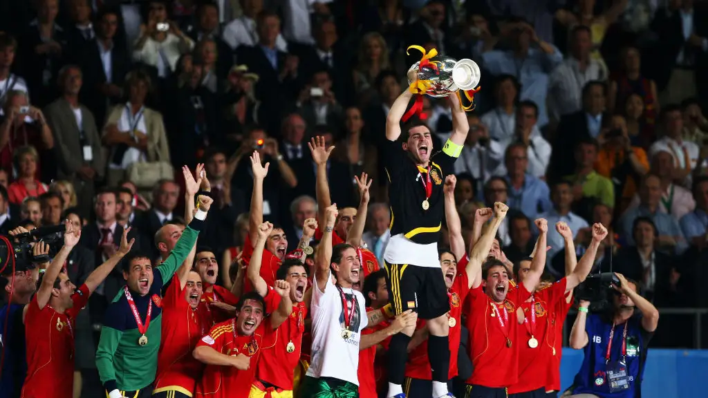 Casillas alza el título en 2008 Casillas alza el título en 2008