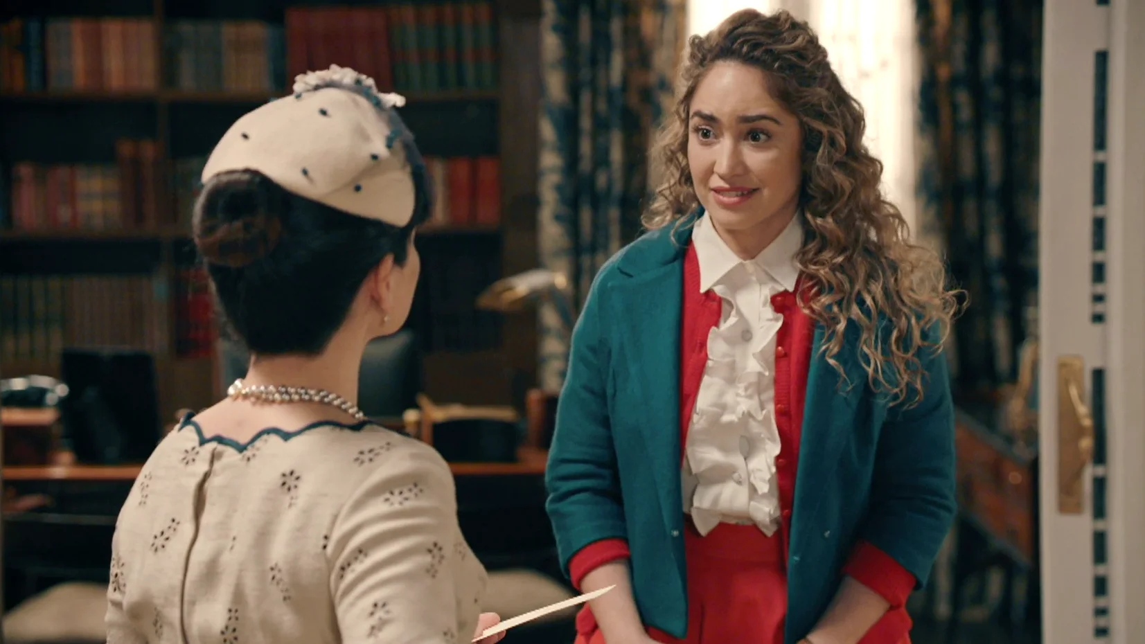 ¡Sara llega a la mansión de los De la Reina! ¿Conseguirá ganarse a la familia? ¡Sara llega a la mansión de los De la Reina! ¿Conseguirá ganarse a la familia?