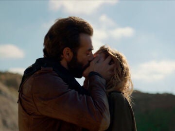 Yaman y Olivia se funden en un abrazo lleno de pasi&oacute;n y dolor