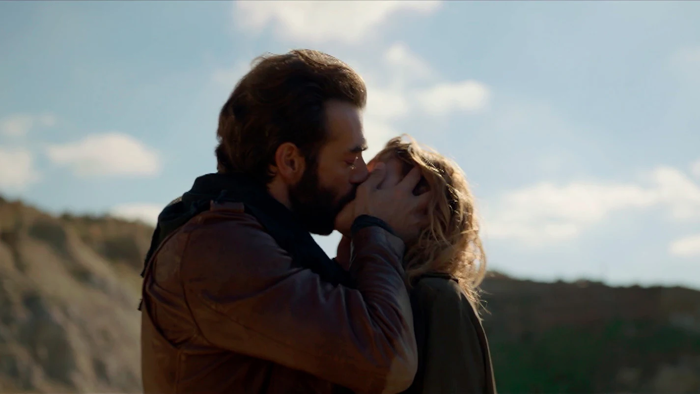 Yaman y Olivia se funden en un abrazo lleno de pasión y dolor Yaman y Olivia se funden en un abrazo lleno de pasión y dolor
