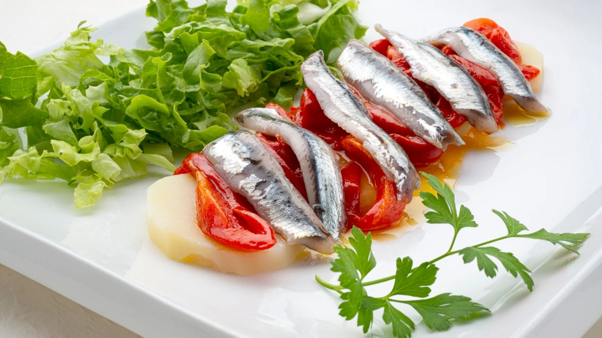 Anchoas marinadas en ensalada, una receta muy veraniega de Karlos Argui&ntilde;ano
