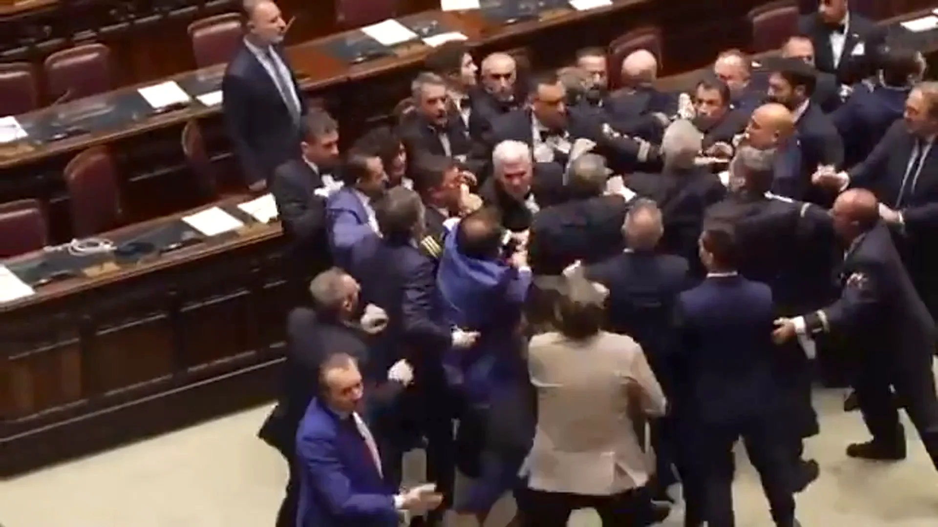 Pelea en el parlamento italiano Pelea en el parlamento italiano