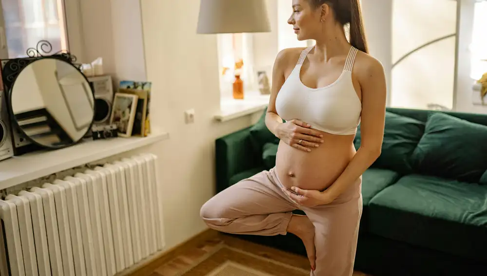 Una mujer embarazada practicando ejercicio