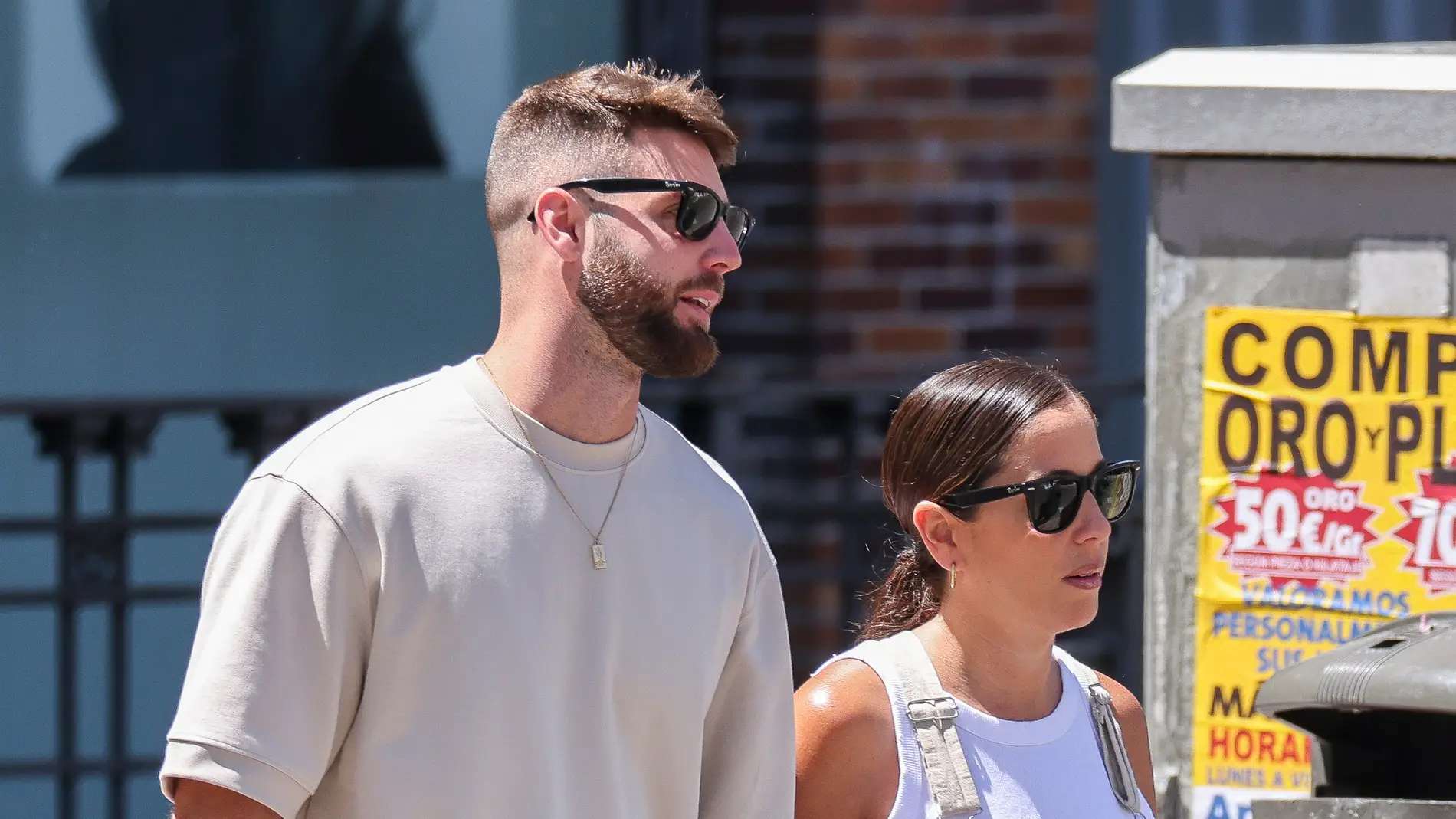 Anabel Pantoja y David Rodríguez paseando por Madrid