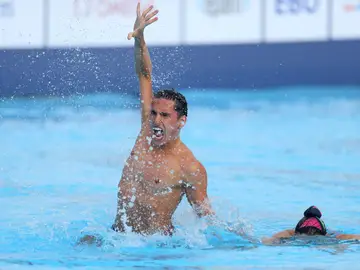 Dennis González, en un momento de su actuación junto a Emma García en la final libre del dúo mixto del Europeo Dennis González, en un momento de su actuación junto a Emma García en la final libre del dúo mixto del Europeo