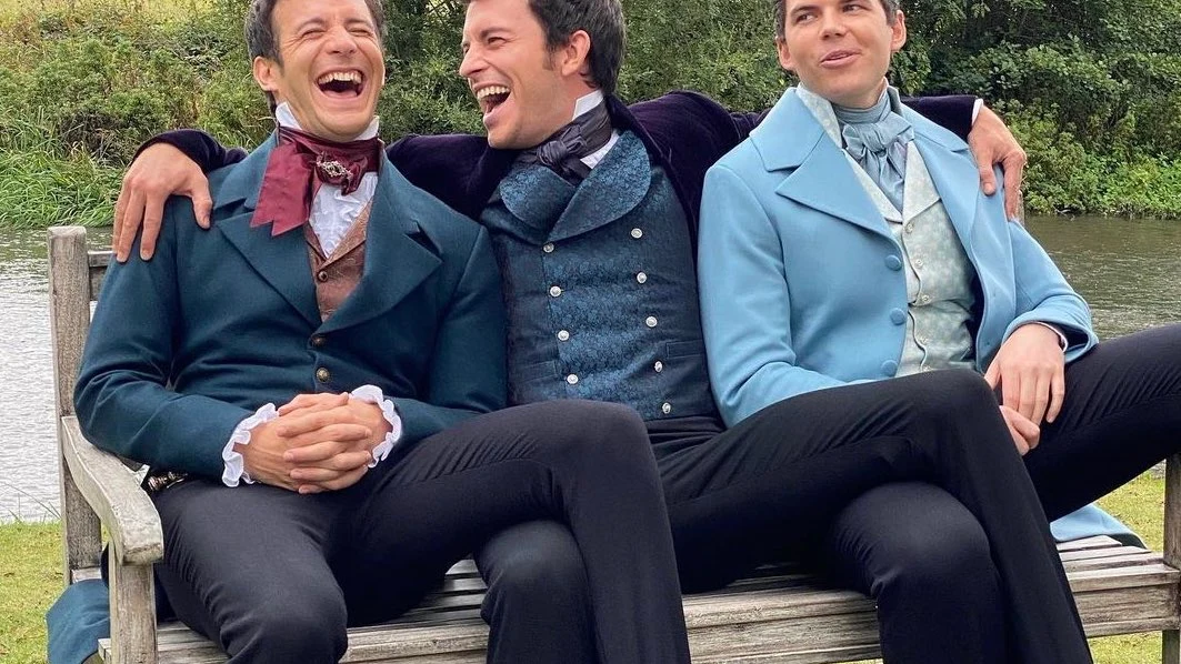 Luke Thompson, Jonathan Bailey y Luke Newton en Los Bridgerton Luke Thompson, Jonathan Bailey y Luke Newton en Los Bridgerton