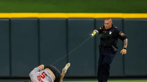 Un espontáneo es paralizado con una pistola taser tras invadir el campo en Ohio Un espontáneo es paralizado con una pistola taser tras invadir el campo en Ohio