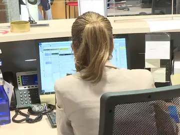Una mujer en su puesto de trabajo Una mujer en su puesto de trabajo